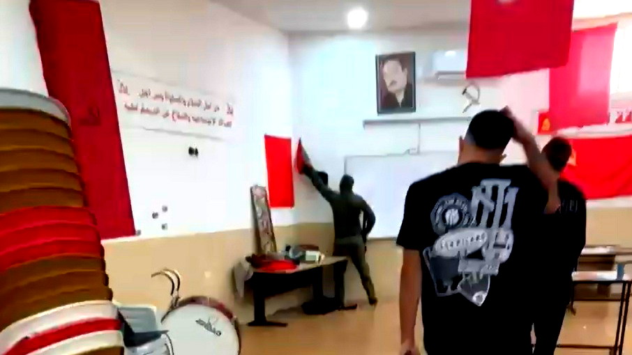 الشرطة تقتحم مقر الحزب الشيوعي في أم الفحم وتزيل أعلام فلسطين.. استنكار من الجبهة والحزب