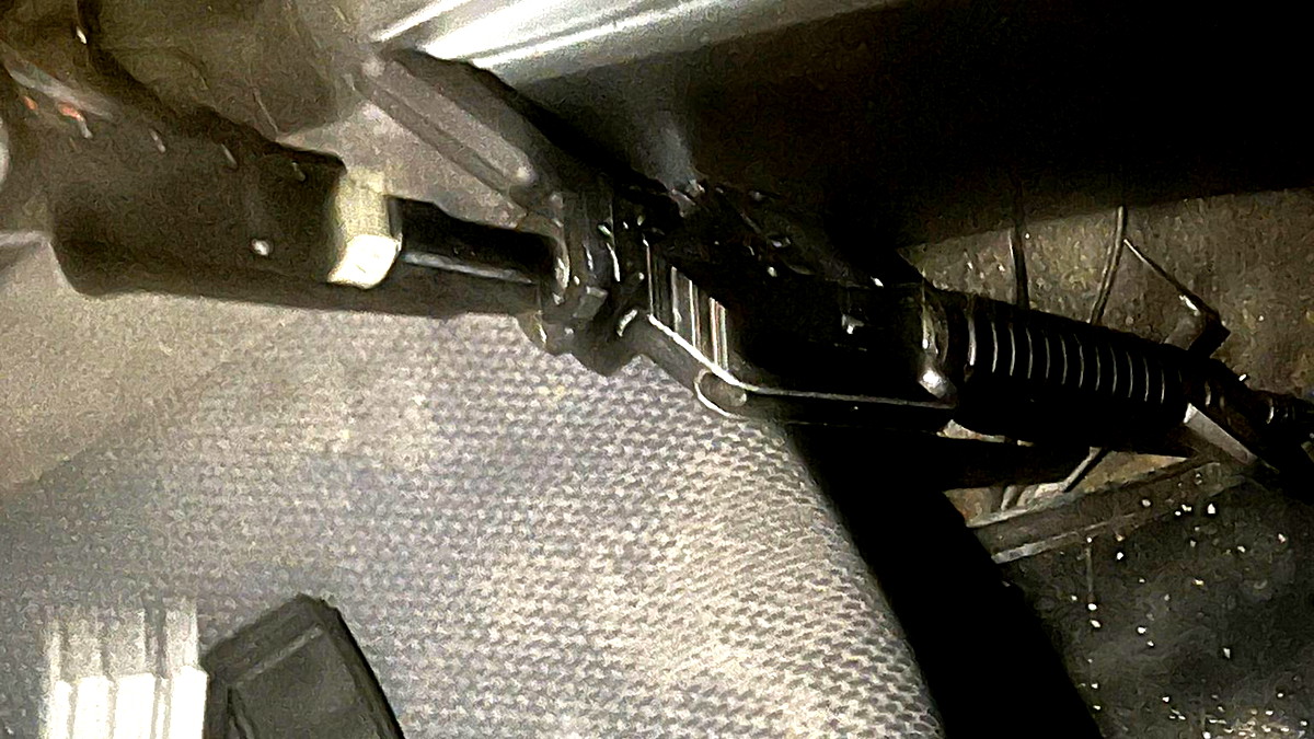 الشرطة تضبط سلاحاً من طراز M16 في مركبة مهجورة بأم الفحم