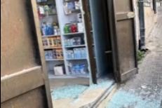 سطو على صيدليه في مخيم شعفاط واعتداء بساطور على العامل