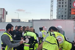 نتانيا: إصابة عامل (40 عاماً) بجراح خطيرة إثر سقوطه من علو بورشة بناء