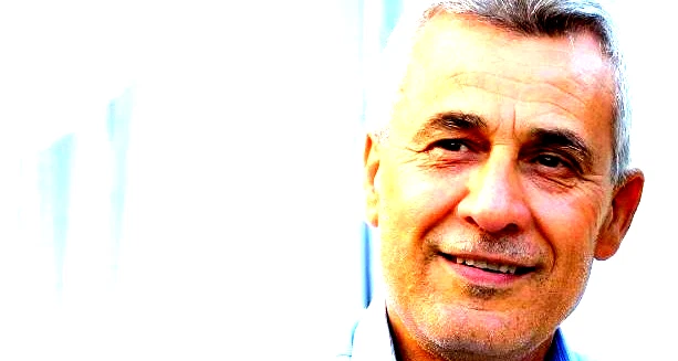 عجبًا نُحب الطّيور ونضعها في القفص