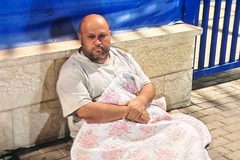 بحثاً عن الأمان المفقود: مواطن من كفركنا يلجأ للنوم أمام محطة الشرطة إثر تعرض منزله لإطلاق نار