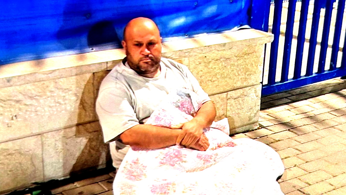 بحثاً عن الأمان المفقود: مواطن من كفركنا يلجأ للنوم أمام محطة الشرطة إثر تعرض منزله لإطلاق نار