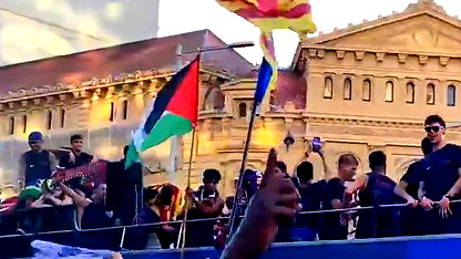 لامين يامال يشعل احتفالات فريق برشلونة برفع علم فلسطين
