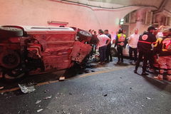 القدس: إصابة شابين بجراح حرجة وخطيرة إثر انقلاب مركبة داخل نفق "يغئال يادين"