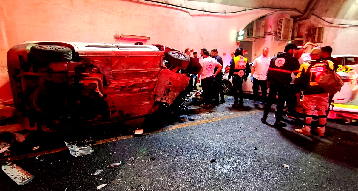 القدس: إصابة شابين بجراح حرجة وخطيرة إثر انقلاب مركبة داخل نفق "يغئال يادين"