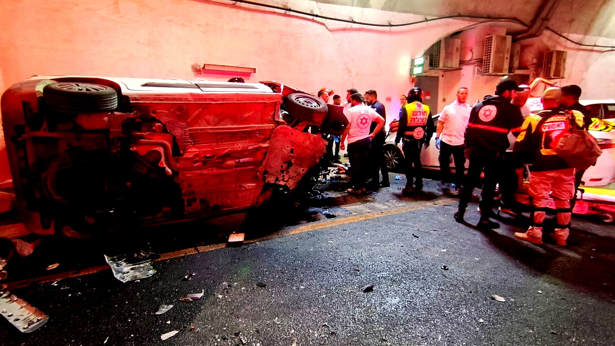 القدس: إصابة شابين بجراح حرجة وخطيرة إثر انقلاب مركبة داخل نفق "يغئال يادين"
