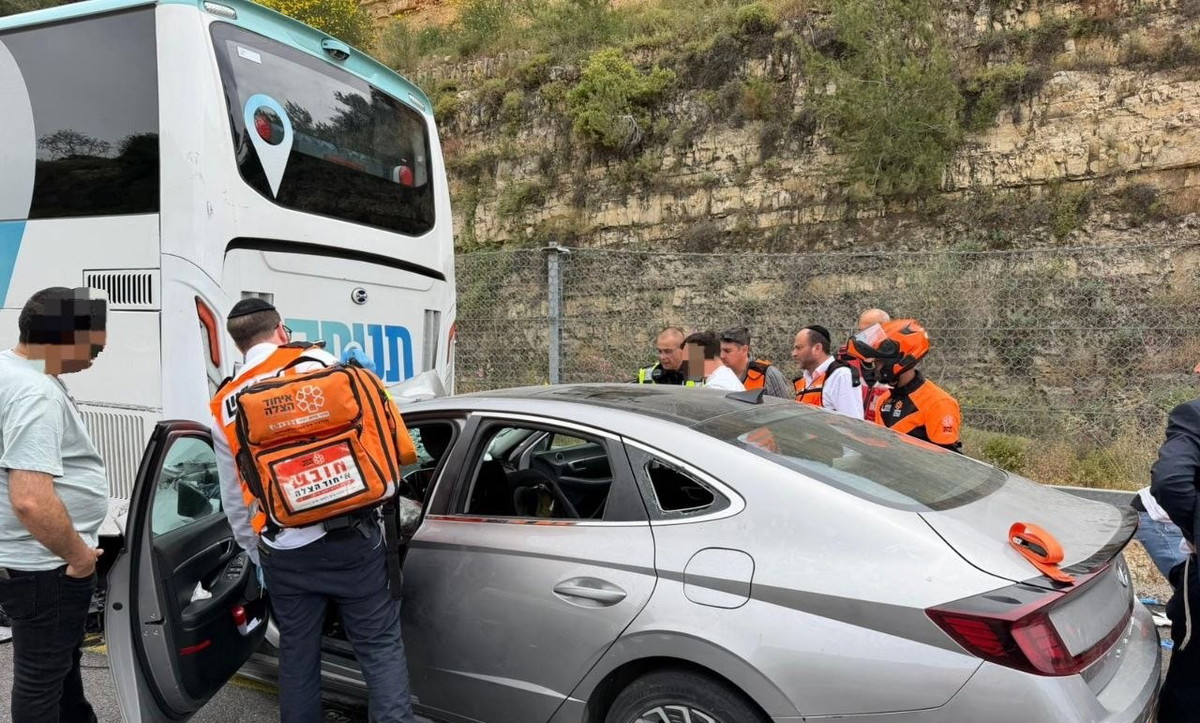 القدس: 4 إصابات إحداها لطفل بحالة حرجة في حادث طرق بين مركبة وحافلة على شارع 1 باتجاه أبو غوش
