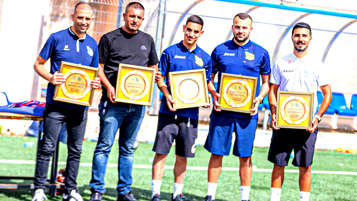 الاشبال "ا" (נערים א) مكابي أبناء الرينة بكرة القدم يختتم الموسم بصعوده لمصاف الدرجة الممتازة