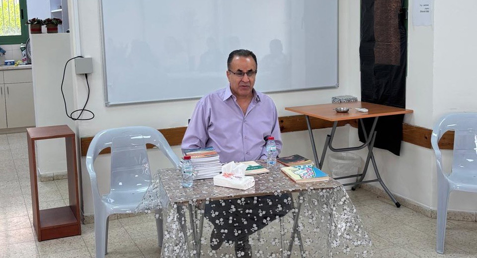 خالد خليفة في جمعية بيت الأكاديمييين في عبلين: رحلة صحفية من ذاكرة القرية إلى آفاق العالم