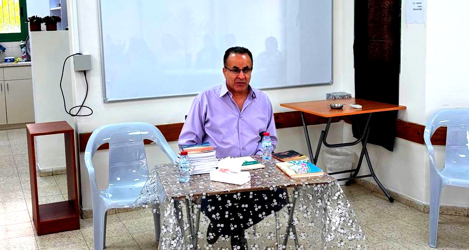 خالد خليفة في جمعية بيت الأكاديمييين في عبلين: رحلة صحفية من ذاكرة القرية إلى آفاق العالم