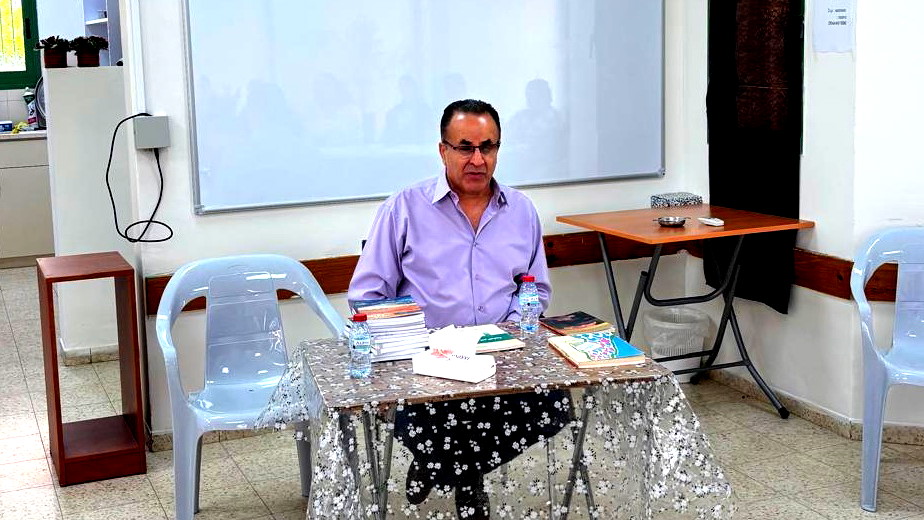خالد خليفة في جمعية بيت الأكاديمييين في عبلين: رحلة صحفية من ذاكرة القرية إلى آفاق العالم