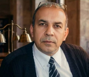 المنحنون أمام الذهب... وخيانة الوطن في زمن الخراب