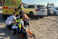 شاطئ الخضيرة: فتى يبلغ من العمر 16 عامًا في حالة حرجة بعد غرقه
