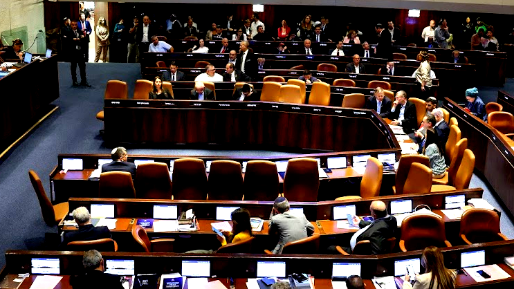 الكنيست يصادق بالقراءة الأولى على قانون حله.. وخلافات حول موعد الانتخابات