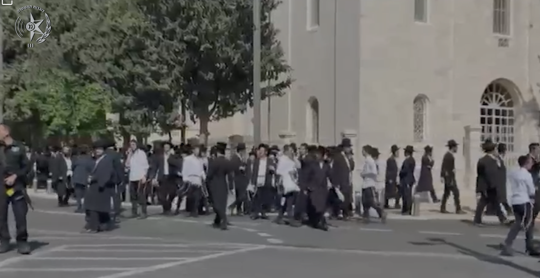 مواجهات مع الشرطة إصابات وإعتقالات وإغلاق شوارع خلال مظاهرات للمتدينين اليهود في أنحاء البلاد