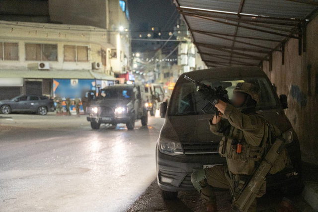 الجيش الإسرائيلي: اعتقال نحو 60 مطلوبًا ومصادرة أسلحة في الضفة الغربية