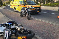 حيفا: إصابة شاب (22 عاماً) بجراح خطيرة إثر اصطدام مركبة بدراجته النارية