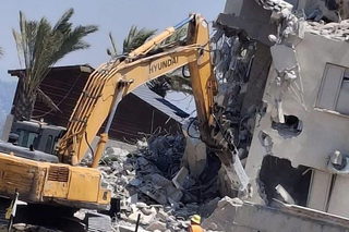 فيديو نشرته الشرطة- اعتقال 4 مشتبهين بالإخلال بالنظام العام خلال هدم بيت في مصمص