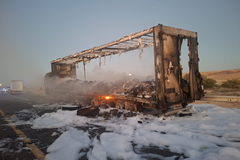 إغلاق شارع 12 جنوب البلاد أمام حركة المرور عقب إندلاع حريق داخل شاحنة- لم تُسجل إصابات