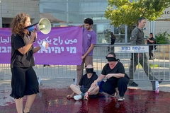 بركة دماء امام مركز الشرطة .. "إغماض أعينكم يمهد للضحية القادمة" .. ناشطو نقف معًا في يحتجون أمام شرطة يافا
