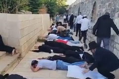 مستوطنون يؤدون طقوسًا تلمودية في باحات المسجد الأقصى