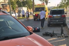 بئر السبع: إصابة طفل وفتى بجراح بين متوسطة وخطيرة إثر حادث طرق