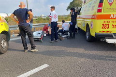 إصابة خطيرة لشاب (20 عامًا) من جرّاء تعرّضه لحادث طرق ذاتي على شارع 22 في حيفا