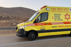 غلاف غزة: إصابة فتى (16 عامًا) بجراح خطيرة إثر انقلاب تركتورون في منطقة مفتوحة