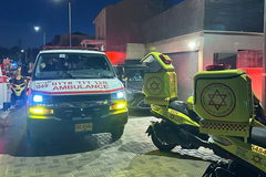 هرتسليا: إصابة عامل (53 عاماً) بجراح خطيرة إثر حادث عمل بمنشار كهربائي