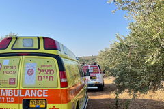 إصابة رجل (75 عامًا) بجروح خطيرة إثر انقلاب تراكتورون في منطقة زراعية قرب المغار