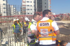 العفولة - إصابة عامل (30 عامًا) بجروح بين المتوسطة والخطيرة بعد سقوط جسم ثقيل عليه