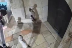 بالفيديو مستوطنون يعتدون على كنيسة بالقدس
