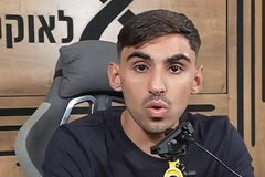 أحد الرهائن الإسرائيليين السابقين في غزة يتوعد بالعربية بعد مقتل أحد محتجزيه: "لن يبقى منكم أحد"