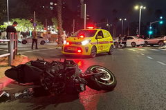 حولون: إصابة راكب دراجة نارية (40 عاماً) بجراح خطيرة إثر حادث طرق