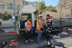 القدس: إحالة سائق شاحنة بحالة خطيرة إلى المستشفى بعد أن فقد وعيه