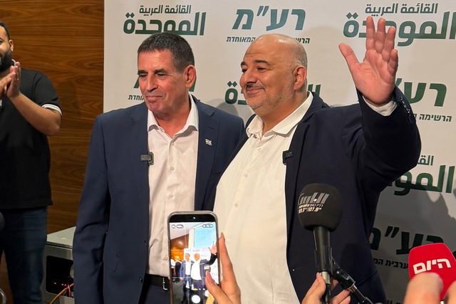 خلال مؤتمر صحفي في الناصرة.. منصور عباس يعلن انضمام سيغالوفيتش إلى القائمة العربية الموحدة