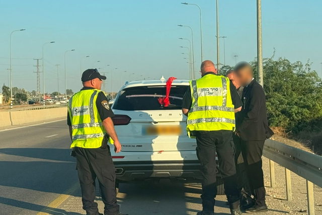 تنغيص متعمد: توقيف موكب زفاف العريسين حسام وحمد محمد العقبي من حورة لأكثر من نصف ساعة بسبب الزينة!