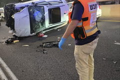 شارع 60 قرب إكسال: إصابتان إثر حادث انقلاب مركبة وازدحامات مرورية خانقة بالمكان