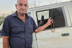 شرطي من حرس الحدود يكسر زجاج مركبة مواطن من مصمص دون أن يتحدث معه
