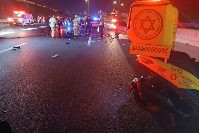 شارع 431: إصابة شاب بجروح خطيرة و6 آخرين بحالة طفيفة إثر حادث طرق