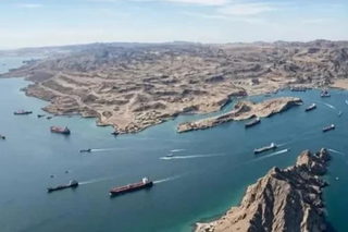 الحرس الثوري الإيراني: انفجار ناقلة نفط عملاقة بعد اصطدامها بألغام بحرية جنوب مضيق هرمز