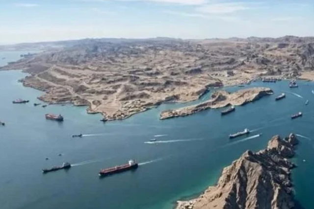 الحرس الثوري الإيراني: انفجار ناقلة نفط عملاقة بعد اصطدامها بألغام بحرية جنوب مضيق هرمز