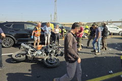 إصابة راكب دراجة نارية بجروح خطيرة في حادث طرق على شارع 20