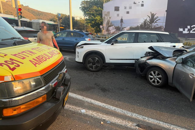 حيفا: إصابة مُسن (80 عاماً) بجروح حرجة وامرأة بحالة طفيفة إثر حادث طرق
