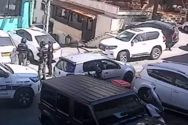 توثيق: لحظة إطلاق الشرطة النار من مسافة صفر على الشاب علاء محاميد في أم الفحم ومقتله