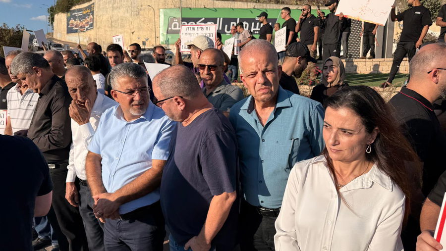 عائلة مكلومة وهتافات غاضبة.. وقفة في أم الفحم تنديدًا بمقتل علاء محاميد برصاص الشرطة