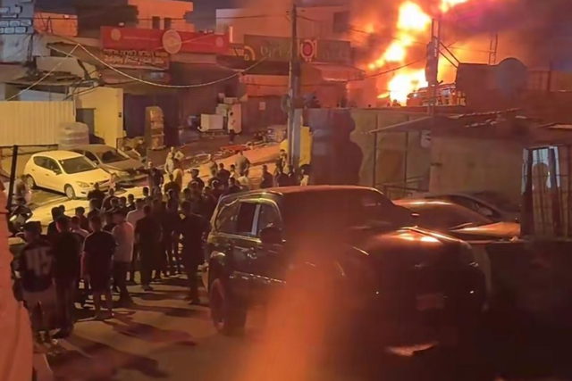 القدس: اندلاع حريق في محال تجارية ببلدة صور باهر إثر إطلاق قنابل الغاز خلال مواجهات مع الشرطة