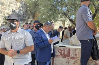 بن غفير يقتحم المسجد الأقصى ويؤدي طقوساً تلمودية في جهته الشرقية