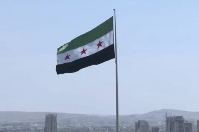 إسرائيل تنفي ضلوعها في انفجار غامض هز مستودعًا للأسلحة والذخيرة في مدينة حلب السورية